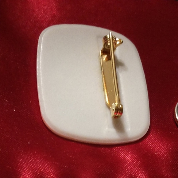 ⛸️Vintage Mural Ice Skating Theme BROOCH PIN 2" x 1.5" Invigorating - Picture 5 of 8